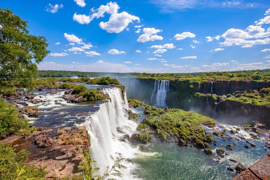 View-of-the-Iguazu-Falls-border-between-Brazil-and-Argentina