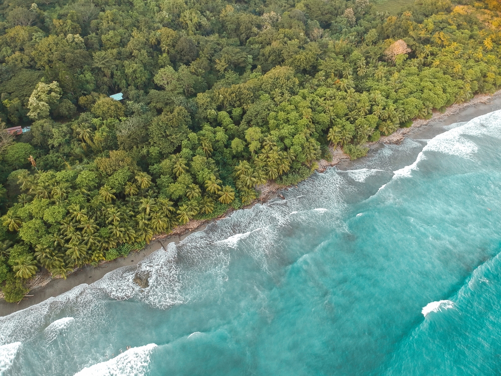 Drone-Photos-of-the-shoreline-and-beach-on-the-pacific-coast-in-Costa-Rica.-Close-to-the-town-of-Montezuma