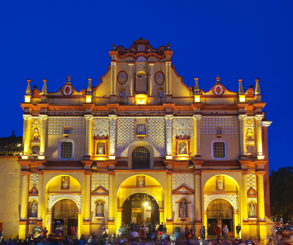 San-Cristobal-de-las-Casas-Cathedral-night-view.-Chiapas-Mexico