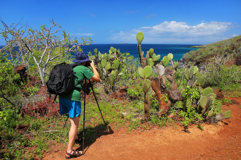 Fotografo con cactus all'isola di Rabida